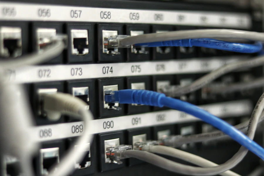 Sala de servidores com iluminação azul e fileiras de racks organizados